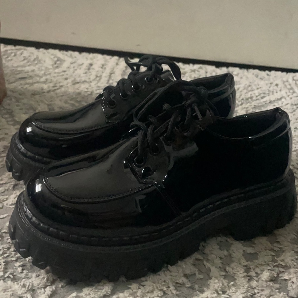 New never worn doc style shoes